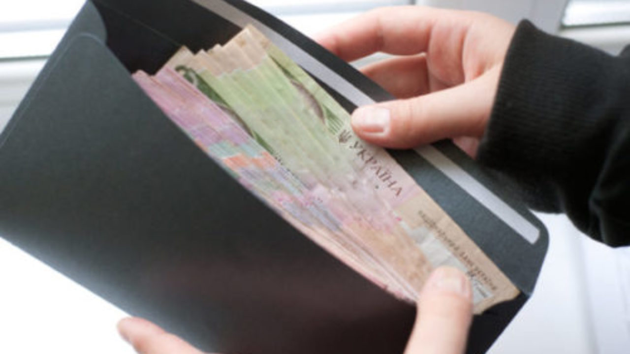 Українці через зарплати в конвертах не можуть купувати будинки і машини: нововведення від податкової